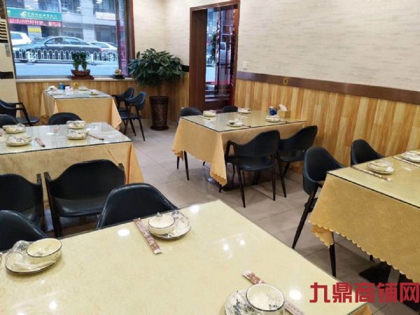 临街盈利经营中饭店转让实景图片