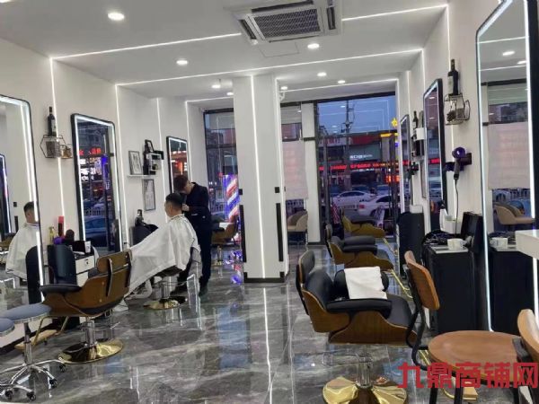 新装修美发店转让  地脚好 可空兑实景图片