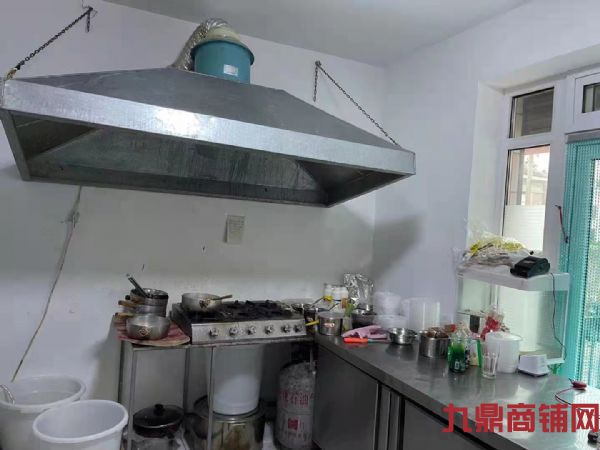 设立在主街道与小区之间 人流量较大实景图片