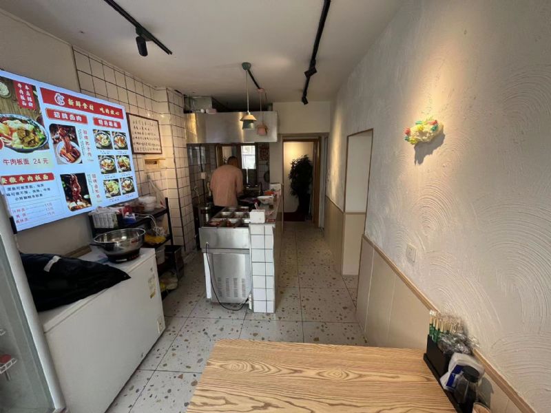 中山裕景临街带院餐饮店整体出兑实景图片