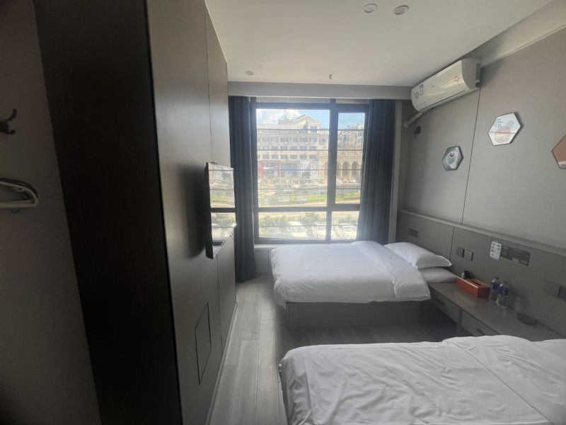 ����·�ٽִ���ͷ�����������ʵ��ͼƬ