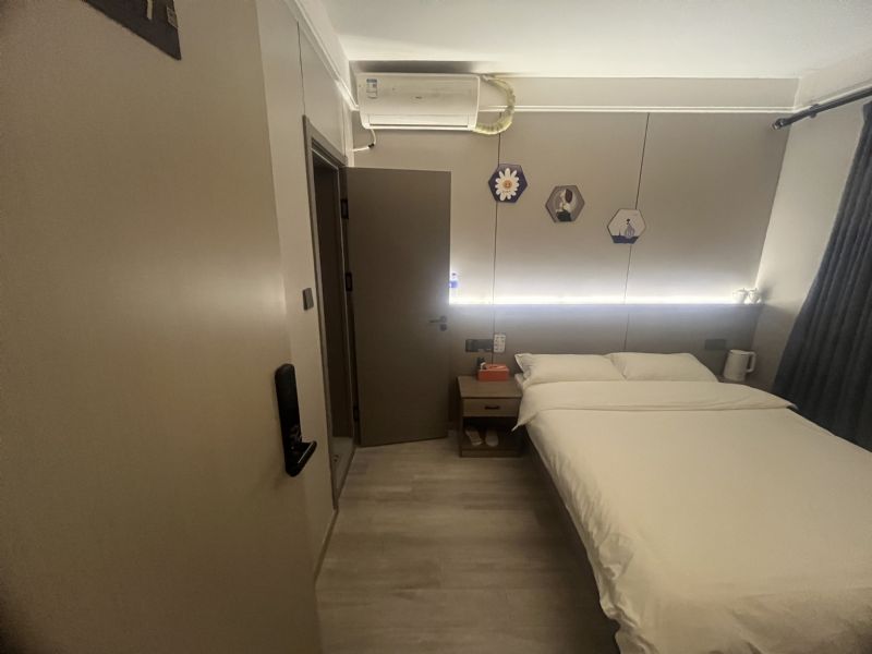 ����·�ٽִ���ͷ�����������ʵ��ͼƬ