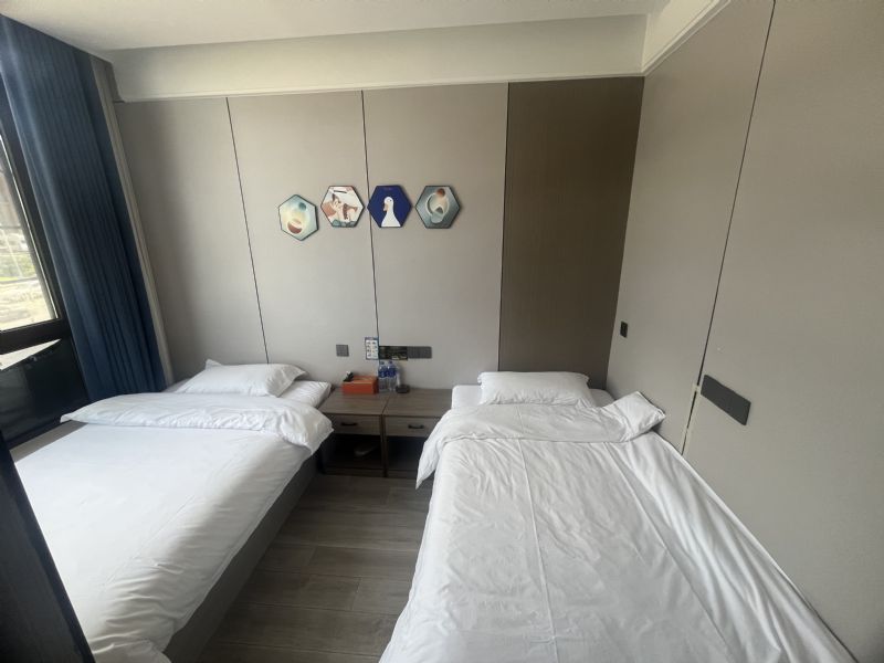 ����·�ٽִ���ͷ�����������ʵ��ͼƬ