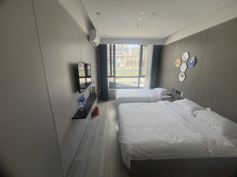 ����·�ٽִ���ͷ�����������ʵ��ͼƬ